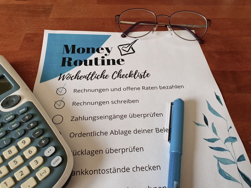 Checkliste-Money-Routine-Taschenrechner-Brille